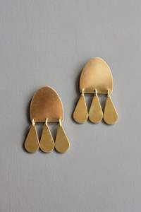 Pendientes de latón atrevidos para mujer con motivo de rayos de sol y textura martillada para declaraciones de moda tradicional destacadas - Product Image 3