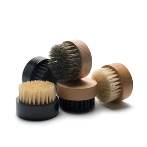 Brosse à barbe en crin de cheval MORGANS INDUSTRIES, base ronde noire, manche en bois écologique, idéale pour les voyages et l'utilisation en salon - Product Image 2