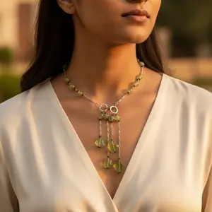 Collar con Borla de Turquesa y Perlas para Mujer, Cadena Chapada en Oro, Opción de Regalo Moderna - Product Image 2