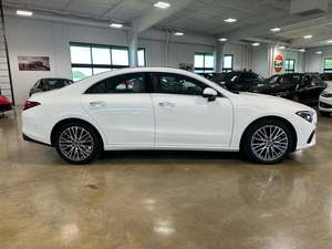 Mercedes-Benz CLA 250 4MATIC 2025, Sedán Automático Turbo con Asientos de Cuero, Techo Panorámico, Luces LED y Cámara de 360°, 1-25k Millas - Product Image 4