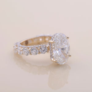 Anillo de Compromiso con Diamante Ovalado Cultivado en Laboratorio de 5.04CT con Piedras Laterales Redondas, Oro Amarillo, Blanco y Rosa de 18K, Anillo Nupcial de Lujo - Product Image 6