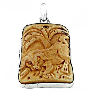 Pendentif en os sculpté avec motif animal, orné de finitions en argent, sculpture et design uniques pour les amateurs d'accessoires de mode - Product Image 2