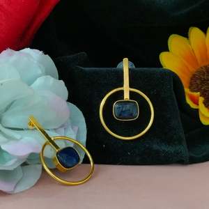 Pendientes colgantes de moda contemporánea para niñas en forma de círculo con piedra moissanita central Diseño minimalista y fusión de brillo máximo - Product Image 5