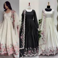 Robe Anarkali en soie Chinnon de créateur très demandée pour les mariages, les fêtes et les festivals à un prix abordable