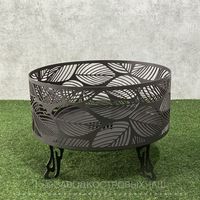 Brasero portable d'extérieur 26 pouces en acier noir, alimenté au bois, avec découpes décoratives, écran anti-étincelles en maille, design et couleurs personnalisables, autoportant