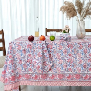Paloma azul y flamenco rosa sobre flor blanca diseño bloque de mano estampado mantel cubierta de mesa y juego de lino regalo para regalo de mamá - Product Image 1