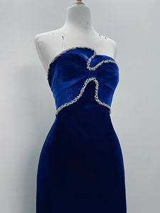 Robe de soirée sans bretelles en velours bleu royal, corset orné de cristaux, fabrication OEM ODM Vietnam - Product Image 2