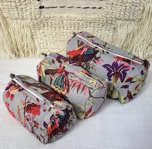 Sac en coton matelassé fait à la main à motif floral, étui organisateur de voyage à fermeture éclair écologique résistant à l'eau, maquillage vintage - Product Image 4