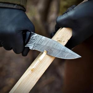 มีดใบตายเหล็กดามัสกัสฟอร์จ พร้อมปลอกใส่แนวตั้ง ด้ามไม้ปักกะ ปลายด้ามทำจากเขา สำหรับล่าสัตว์และตั้งแคมป์ ผลิตโดย OEM Nordic Forge - Product Image 5