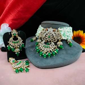 Ensemble de tour de cou de mode de charme vintage victorien avec Zircon et perle élégante touche royale pour des occasions spéciales - Product Image 1