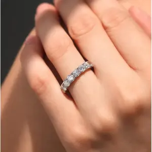 Anillo de Diamante Moissanita Exclusivo para Mujer con Corte Brillante para Regalo de Aniversario - Product Image 5