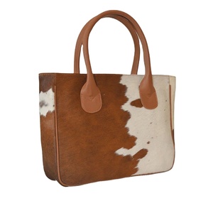 Bolso Tote de Cuero Vacuno Resistente al Agua para Exteriores con Cierre de Cremallera y Accesorios de Ropa en Color Contrastante - Product Image 2