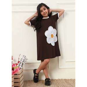Robe trapèze marron pour filles Bugandbees avec applique florale blanche, manches courtes, col rond, longueur genou, tenue décontractée pour enfants - Product Image 1