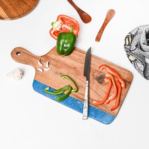 Tabla de cortar de madera de resina epoxi pulida hecha a mano, tabla de cortar decorativa para el hogar tallada con estilo de amor único - Product Image 5