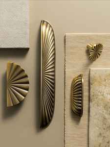 Bouton en laiton poli moderne avec finition plaquée or, forme personnalisée pour la décoration intérieure, QUALITY ENTERPRISES, modèle QE-BKB-02 - Product Image 5