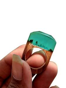 Elegante Anillo de Resina y Madera con Acabado Artesanal en Epoxi, Color y Talla Personalizables, Almacenamiento Moderno y de Lujo para Regalos - Product Image 3