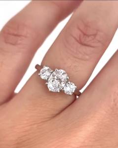 Anillo de compromiso de tres piedras CZ blanco de corte ovalado de 9x7mm en plata nupcial clásico promesa joyería al por mayor moda personalizada OEM ODM - Product Image 3