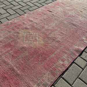 พรมตุรกีวินเทจ, พรมปูพื้นขนาด 3.2x12.3 ฟุต (97x375 ซม.), พรมขนสัตว์สีแดงลายแบบนามธรรม - Product Image 2