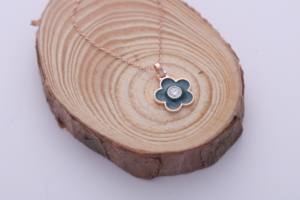 Pendentif Charme Fleur en Émail Bleu et Diamant de Laboratoire, Bijou Cadeau pour Femme, Plaqué Or Jaune/Blanc/Rose 18K et Rhodium - Product Image 5