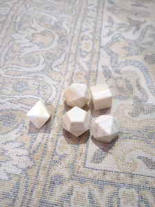 Dados Cuadrados Personalizables de Cuerno de Búfalo y Hueso, Estilo Animal Tallado, Ecológicos, con Diseño Único - Product Image 3