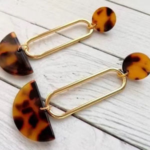 Pendientes de cuerno únicos hechos de cuerno de búfalo para amantes de la moda que se preocupan por la sostenibilidad y la calidad hecha a mano - Product Image 1