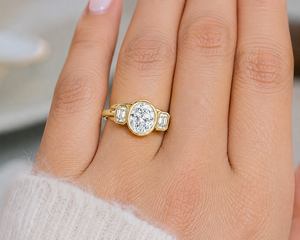 Bague de fiançailles pour femme en or 14K/18K avec trois pierres, diamant ovale cultivé en laboratoire et pierres latérales émeraude, certifiée IGI. - Product Image 1