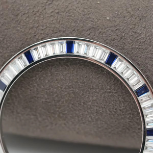 แหวนขอบหน้าปัดนาฬิกา GMT ขนาด 40 มม. ทำมือจากสแตนเลสสตีลประดับโมอิสซาไนต์ รุ่น Luxira Jewels ดีไซน์แบบร่อง ประดับด้วยพลอยสีมรกตและทับทิมทรงบาแกตต์ - Product Image 3