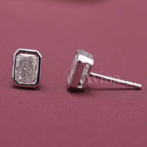 Boucles d'oreilles clous en or 18 carats avec diamant de laboratoire certifié IGI taille émeraude et serti clos, boucles d'oreilles rectangulaires en diamant - Product Image 5