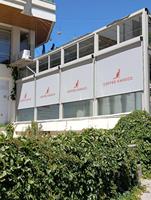 Persiana vertical con cremallera, de alta estética y estructura reforzada para una fiabilidad a largo plazo