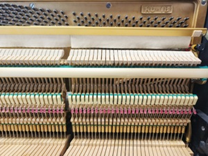 Piano Acústico Vertical Usado KAWAI KU1B Negro de Grado Profesional Japonés con Estilo Mecánico para Exportación al por Mayor - Product Image 6