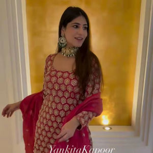 Conjunto de Fiesta TOP SHARARA DUPATTA de Verano, Recto, con Bordado de Lentejuelas en Georgette Foux Pesado, Estilo Vintage, Color Liso Natural, con Detalles en la Cintura - Product Image 4