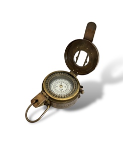 Boussole Nautique en Laiton et Verre – Décoration Artistique Polyvalente pour Bureau, Accessoire Décoratif Intemporel pour Bureau, Étude ou Étagère - Product Image 3