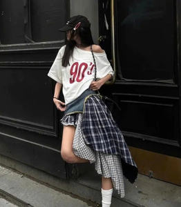 HT25 T-shirt à manches courtes avec épaule inclinée style américain classique coupe ample vêtements d'été pour les femmes demi-manches épaules dénudées - Product Image 5