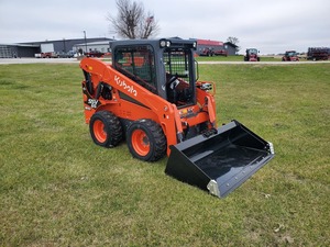 คูโบต้า SSV65 ปี 2025 รถตักล้อยางไฮดรอลิกแบบไหลสูง พร้อมหัวต่อไฮดรอลิกแบบเร็ว ระบบควบคุมอเนกประสงค์ ชุดต่อสายไฟ 14 พิน - Product Image 1
