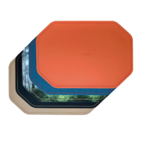 Set de table en cuir régénéré, motif carré contemporain imprimé numériquement et gaufré or, accessoires de restaurant durables