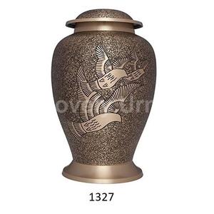 Urnas de cremación de latón de pájaro grabadas en bronce para cenizas humanas Bolsa de terciopelo gratis - Product Image 1