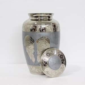 Urne en cendres en laiton de meilleure qualité avec ailes d'ange fabriquées à la main Urne funéraire en métal gravée sur mesure avec revêtement en émail pour cendres humaines - Product Image 2