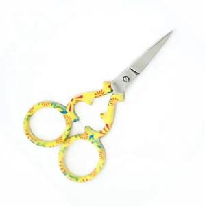 Ciseaux à broder fantaisie à poignée enduite de papier à aiguille personnalisée ciseaux professionnels pour la maison fabriqués au Pakistan - Product Image 1