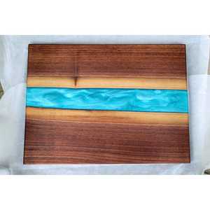 Grande planche à charcuterie en bois d'olivier fabriquée à la main avec incrustation de rivière en résine époxy Planche à découper et à fromage en bois de luxe faite à la main - Product Image 2