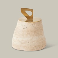 Boîte à bijoux en pierre de travertin artisanale avec couvercles en laiton offrant une texture naturelle, un design durable et un charme de décoration intérieure moderne