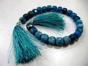 Cuentas de piedra de apatita azul neón natural Forma de caja de cubo 3D Briolette 6mm a 8mm Hebras 8 pulgadas de largo - Product Image 4