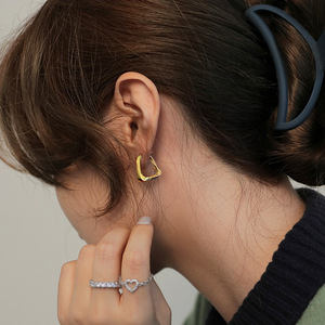 Vente en gros de boucles <span class=keywords><strong>d</strong></span>'oreilles créoles classiques pour femmes en acier inoxydable plaqué <span class=keywords><strong>or</strong></span>, idéales pour les cadeaux et <span class=keywords><strong>l</strong></span>'usage quotidien, vente en gros OEM ODM - Product Image 4