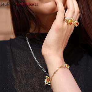 สร้อยข้อมือมอสซาไนต์รูปดอกไม้สองสี Jeulia X Leyla Floral of Thorns ประดับด้วยเงินสเตอร์ลิง - Product Image 2