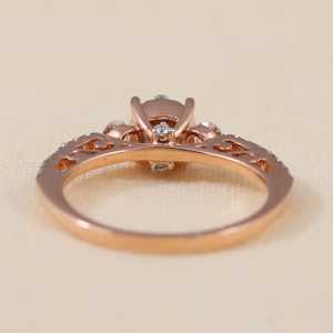 Anillo de Compromiso con Diamante Cultivado en Laboratorio, Corte Redondo, con Tres Piedras en Plata de Ley 925, Claridad VS1 - Product Image 3