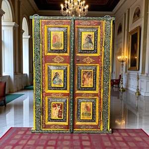 Fenêtre en bois peinte à la main avec des caractéristiques de design traditionnel, motif portrait - Product Image 2