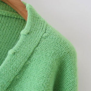 Top tendencia material de alta calidad OEM manga larga Mujer cárdigan suéter cuello en V abrigo de invierno con colores personalizados tamaño - Product Image 3