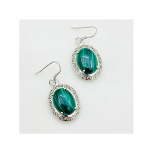 Boucles d'oreilles dernière collection en argent sterling 925 cloutées d'un cabochon ovale en malachite pour femmes - Product Image 4