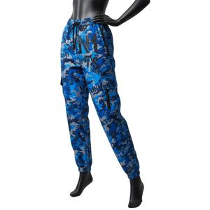 Pantalon coupe-vent pour femme Premium 120 GSM en polyester tissé bleu camouflage avec panneau cargo et logo personnalisé - Product Image 4