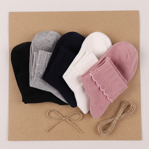 Chaussettes confortables pour tous les jours avec un design de bordure en dentelle délicate pour femmes, alliant mode et confort toute la journée - Product Image 1