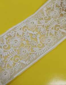 Conception de fleurs sur mesure, rubans et lacets brodés à la machine dans divers modèles et couleurs blanches pour robes de mariée - Product Image 5